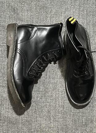 Стильні чорні черевики martens 4