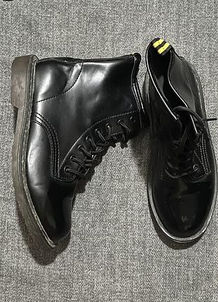 Стильні чорні черевики martens 2