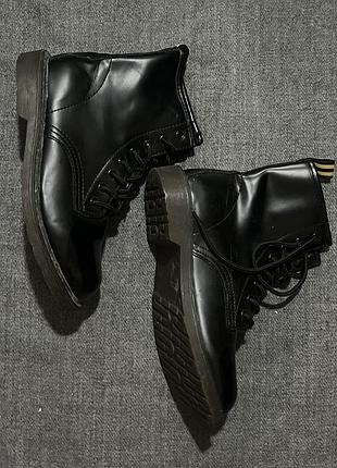 Стильні чорні черевики martens 5