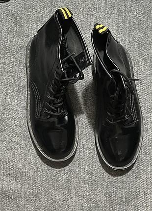 Стильні чорні черевики martens 6