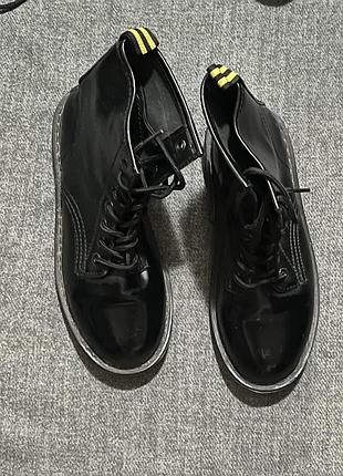 Стильні чорні черевики martens 7