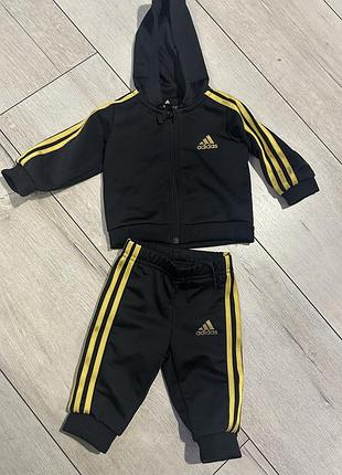Спортивний костюм для дітей adidas чорний із золотистими смужками, розмір 62