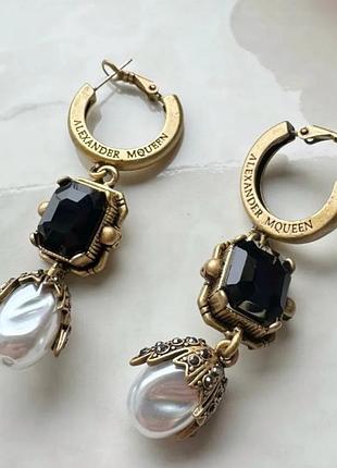 Сережки-підвіски alexander mcqueen з чорним кристалом і перлами