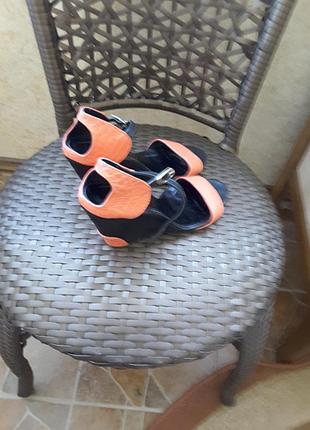 Оригінальні шкіряні босоніжки