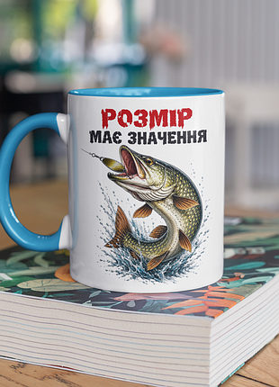 Чашка керамічна з принтом "розмір має значення" 330 мл, біла з блакитною ручкою