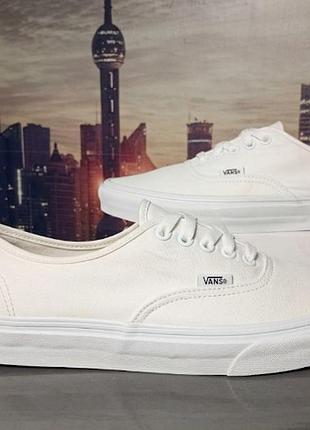 Текстильные кеды vans authentic в белом цвете.размер us men: 10.5 us women: 12 eu / eur: 44 длина стельки 28 см