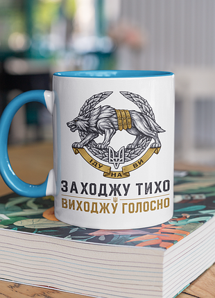 Чашка керамічна з принтом "ссо заходжу тихо виходжу голосно" 330 мл, біла з блакитною ручкою