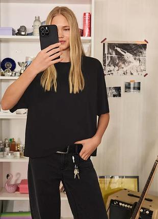 S/m/l нова фірмова жіноча базова оверсайз футболка геометричного крою bershka оригінал
