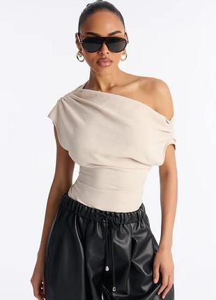 Бежевое асимметричное боди на одно плечо boohoo m(12)