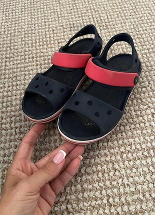 Босоніжки та сандалі для дівчаток crocs c11 сині з кораловим