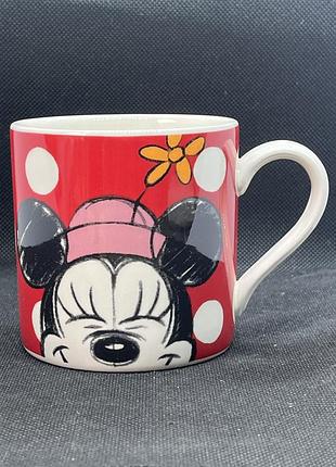 Керамічна чашка з колекції cath kidston x disney minnie mouse mug із зображенням мінні маус на червоному тлі в білий горошок.