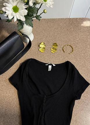 Чорний кроп-топ у рубчик з глибоким вирізом h&m для осінніх образів xs