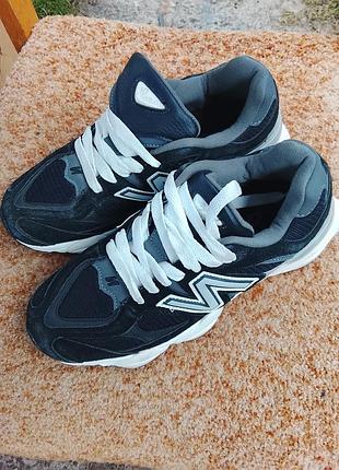 Кросівки чоловічі new balance чорні з білими шнурками