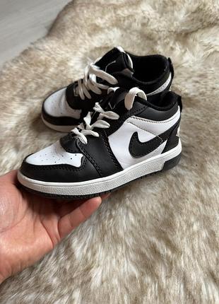 Дитячі чорно-білі кросівки в стилі nike air jordan 1 low.30розміру