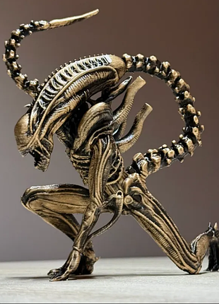 Колекційна фігурка ксеноморфа (alien) у динамічній позі, під бронзу/фігурка чужого (alien)/чужий, чужой, декор.