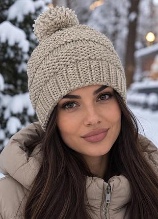 Тепла жіноча шапка