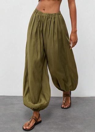 Жіночі брюки pull bear об'ємні хакі