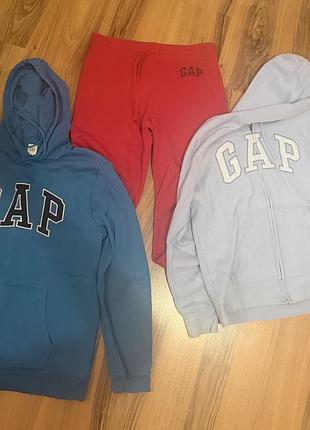 Худі чоловіче gap синє, худі чоловіче gap блакитне та штани жіночі gap червоні