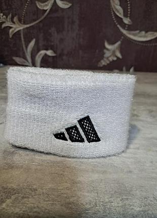 Спортивный напульсник adidas