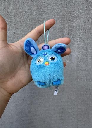 Колекційну м'яку іграшку-брелок у вигляді синього фербі (furby connect) з mcdonald's happy meal 2016 року