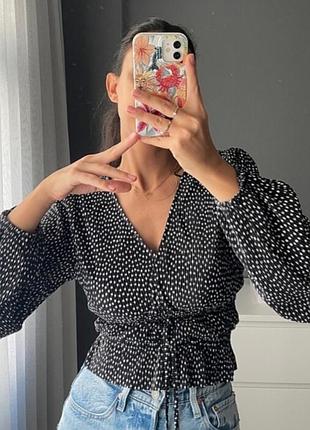 Укороченная плиссированная блуза от zara size l в горох, v- вырез