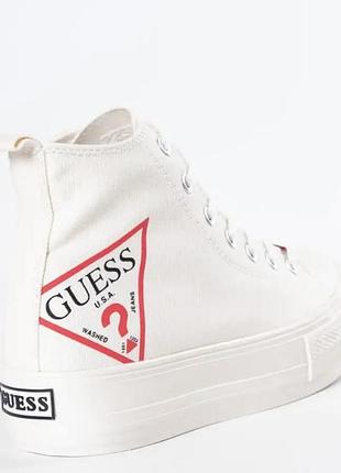 Високі білі кеди guess на платформі з червоно-білим трикутним логотипом бренду на боці