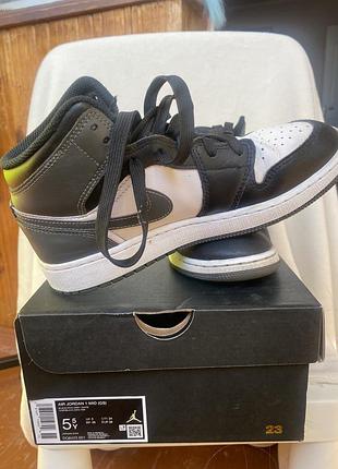Кросівки дитячі унісекс air jordan 1 mid iron grey чорні з білим