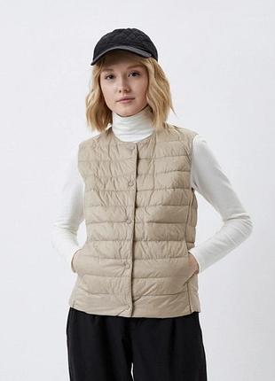 Жилетка uniqlo бежева pufftech compact vest