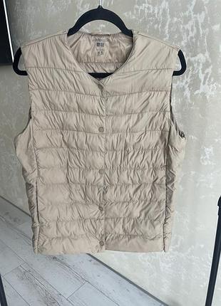 Жилетка uniqlo бежева pufftech compact vest 4