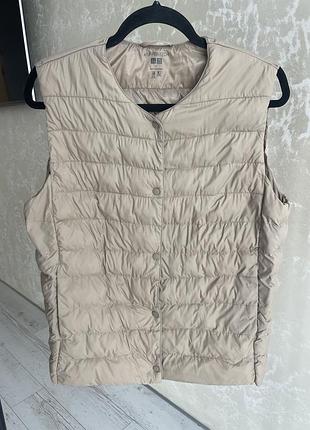 Жилетка uniqlo бежева pufftech compact vest 3