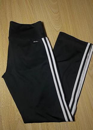 Чорні спортивні легінси adidas з фірмовими білими смугами та технологією climalite