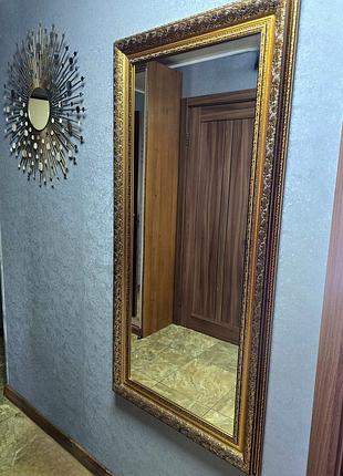 Дзеркало настінне в золотій рамі 8