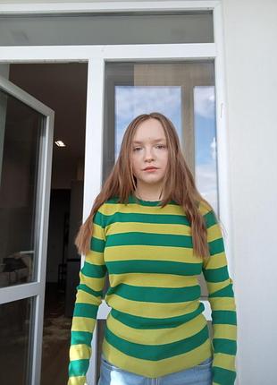 Жіночий светр у смужку жовто-зелений