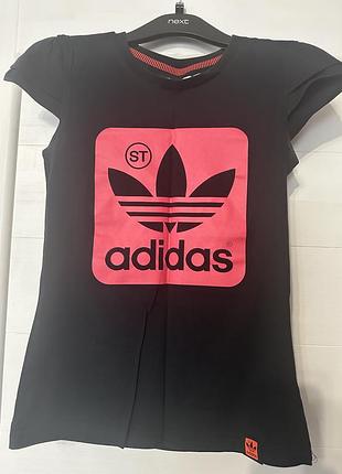 Футболка жіноча adidas чорна з коралловим малюнком, розмір xs