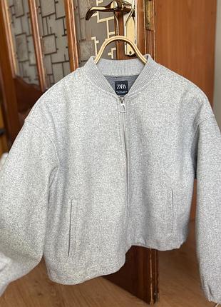 Сірий бомбер від бренду zara