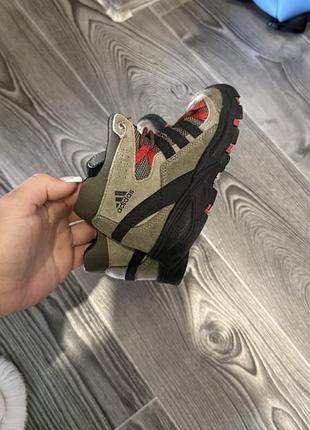 Кросівки дитячі adidas хакі, чорний, червоний