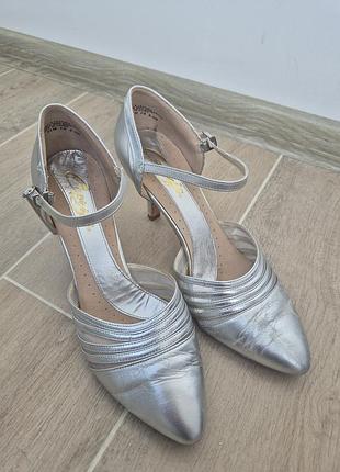 Танцювальні туфлі capezio 8.5m  39.