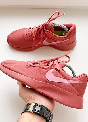 Женские розовые кроссовки nike tanjun
