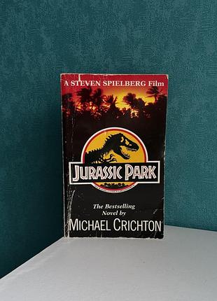 Книга роман майкла крайтона «парк юрського періоду» 1991. англійською
