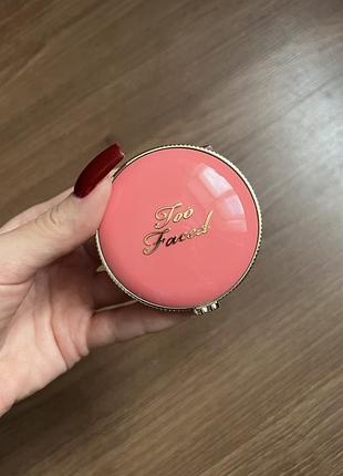 Рум'яна too faced cloud crush blurring blush у відтінку golden hour
