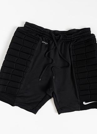 Чорні, футбольні шорти nike для воротаря з еластичним поясом та зав’язкою для регулювання посадки. модель має подовжений крій, спортивний силует і зах