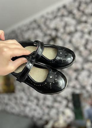 Туфлі для дівчинки clarks чорні лаковані, розмір 25, довжина устілки 15,5 см
