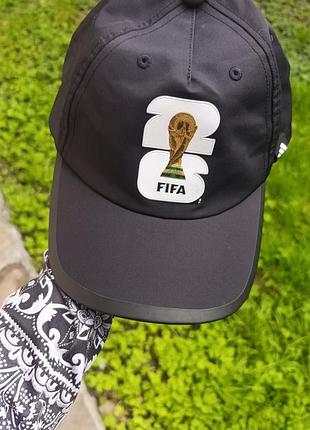 Бейсболка adidas из лимитированной коллекции.