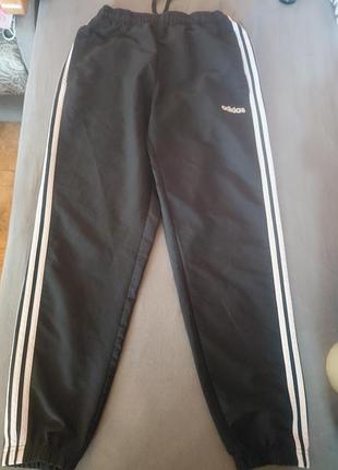 Спортивні штани adidas,з плащівки.розмір м.