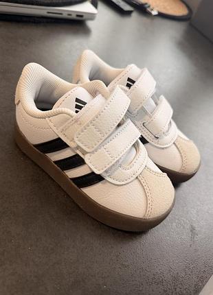 Нові дитячі кросівки adidas , 21 розмір. спочатку не доросли, потім переросли