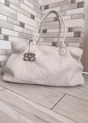 Tosca blu — вместительная кожаная сумка в стилистике bottega vineta
