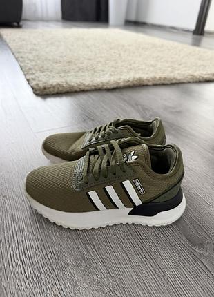 Кросівки для хлопчика adidas u_path run хакі з білими смужками