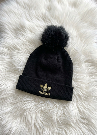 Стильная зимняя шапка с помпоном adidas originals fur pom beanie