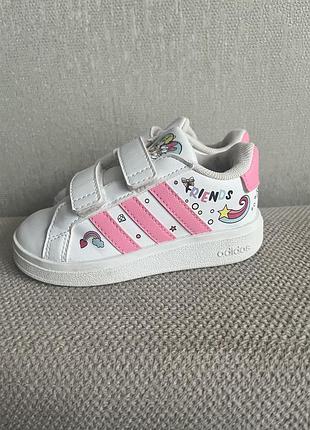 Кросівки для дівчаток adidas білі з рожевими смужками