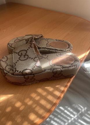Шльопанці жіночі gucci з монограмою, бежеві